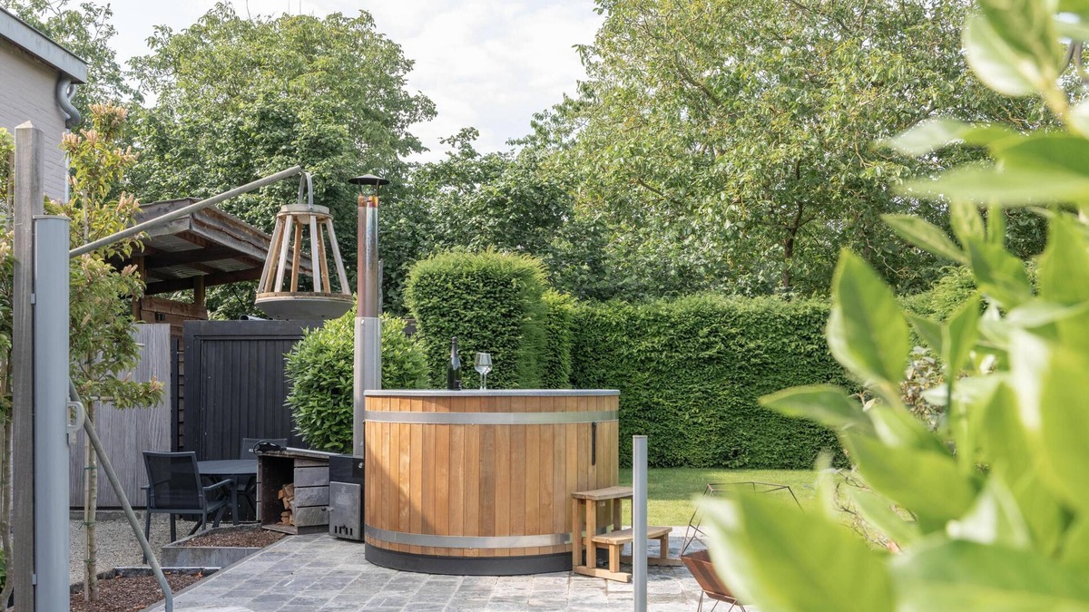 Zingem Apartment | Stylish holiday home with a hot tub and terrace