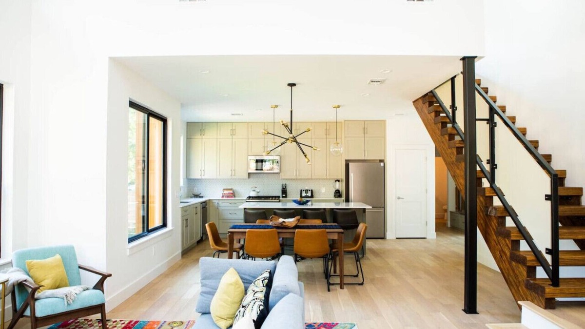 Highland House | Stylish Home, Dedicated WFH, Conveniently Located