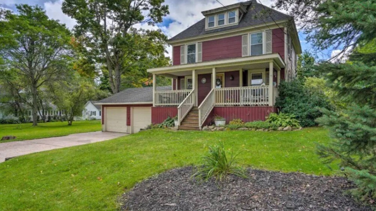 Mayville House | Stylish Home Near CHQ Institution & Lake Side Park-Back Yard for Entertaining