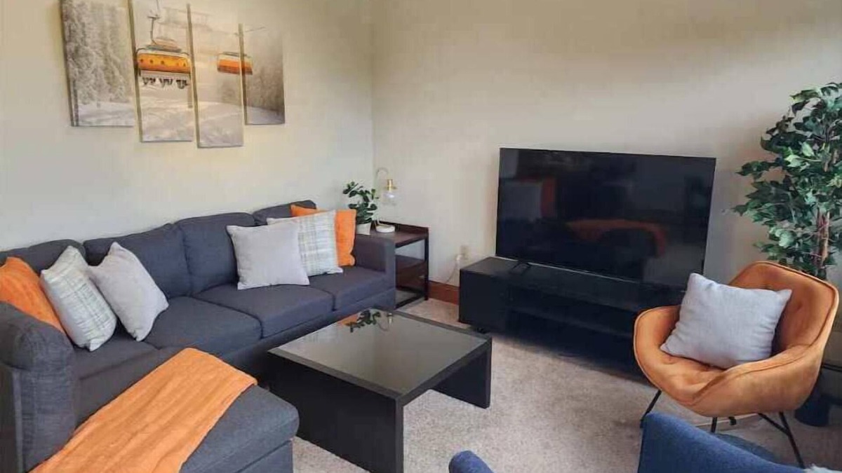 Mount Holly House | Stylish home w/WD, stunning views, mins to Okemo