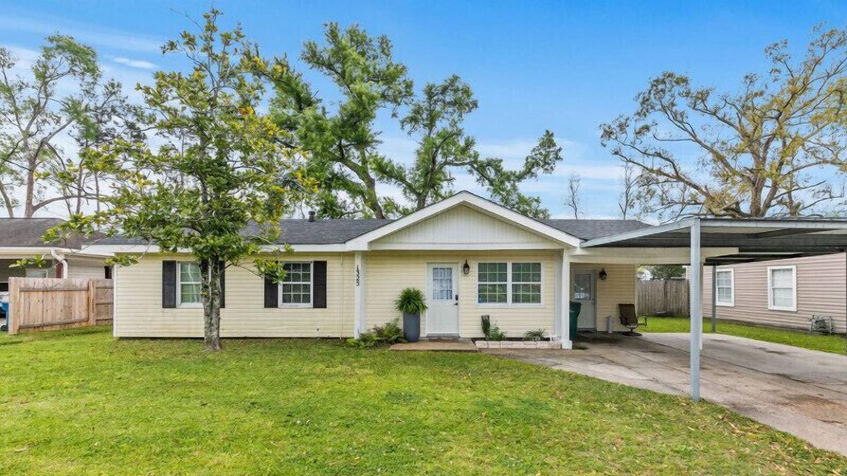 Sulphur House | Stylish Home-with Pool table, Gym, Office, outside lounge area, and amenities