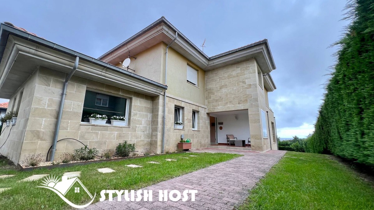 San Vicente de la Barquera Villa | Stylish Host San Vicente de la Barquera, villa with sea views