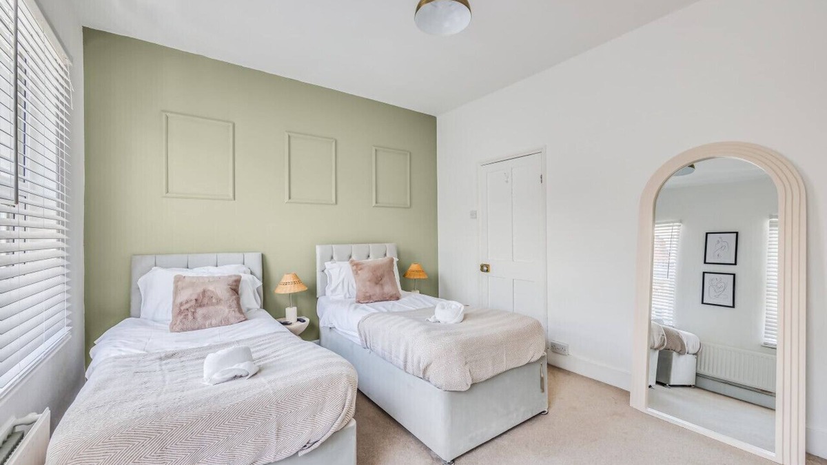 Northampton House | Stylish House with Pool Table, Free Parking, Fast WiFi and Smart TVs by Yoko Property