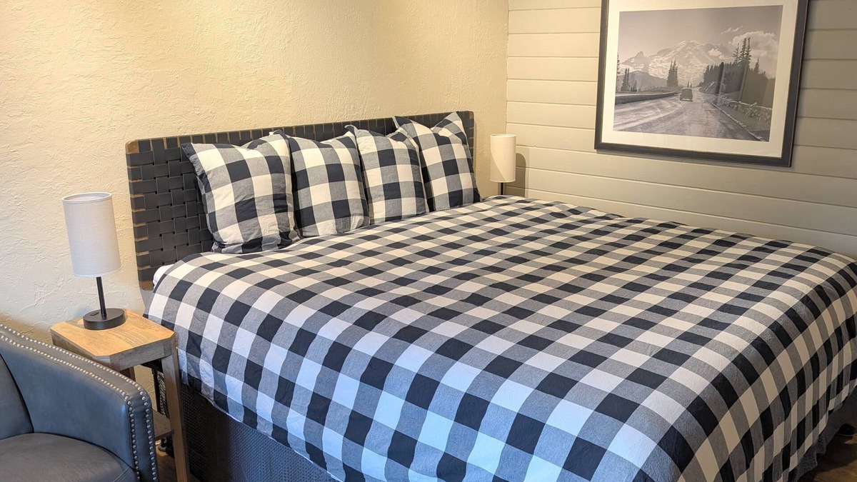 Four O'Clock Condo | Stylish King Bed Studio – Ski In, 200 Steps to Lift, Walk to Main Street