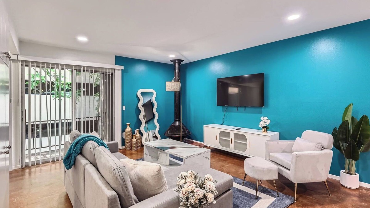 Bouldin Apartment | Stylish King Suite Getaway | Sleeps 4 | Pool, Prkg