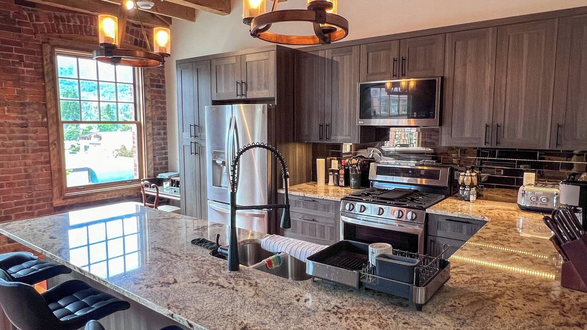 Historic Downtown Fernie Condo | STYLISH l 3 BEDROOMS l SLEEPS 7 ADULTS l DOG FRIENDLY