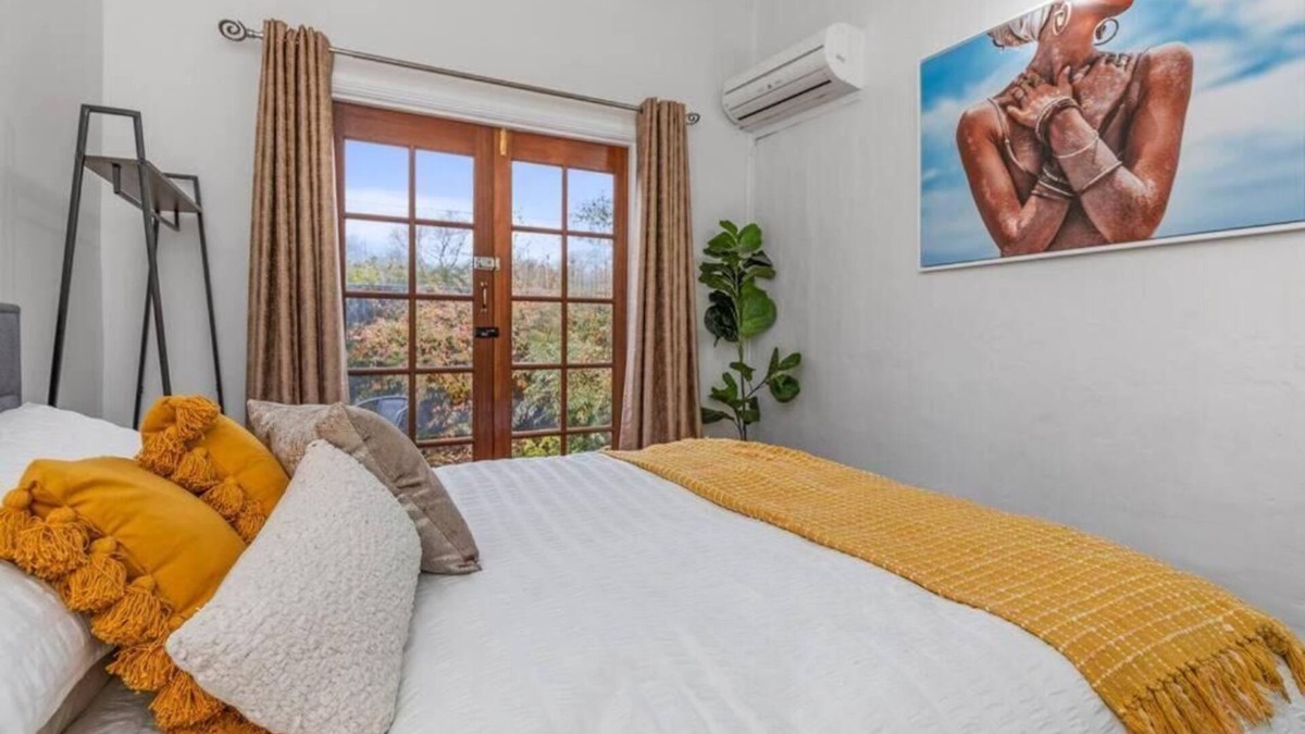 Lake Albert House | Stylish Lake Albert Cottage. Wagga Wagga