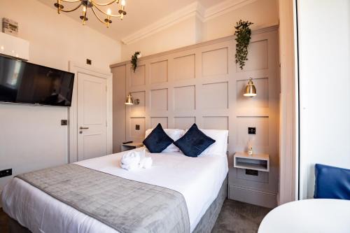 Sutton Cross Apartment | Stylish Marina Escape