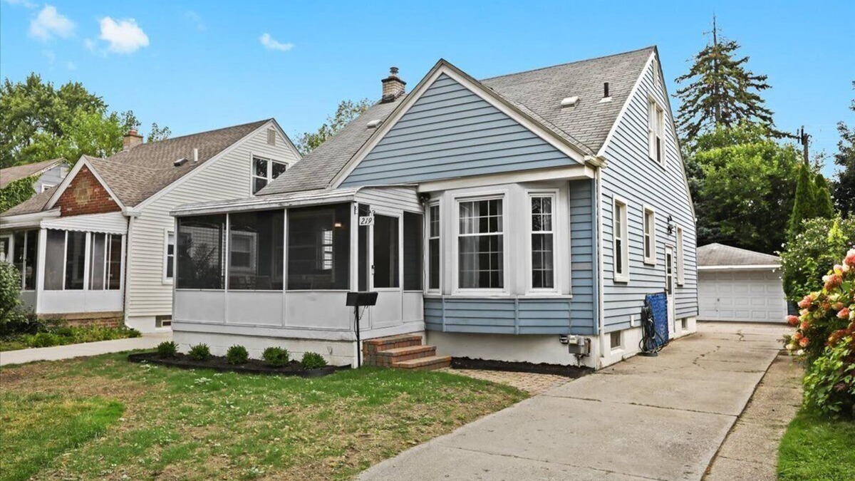 Madison Heights House | Stylish Metro Detroit Gem/Renovated w/Game Room