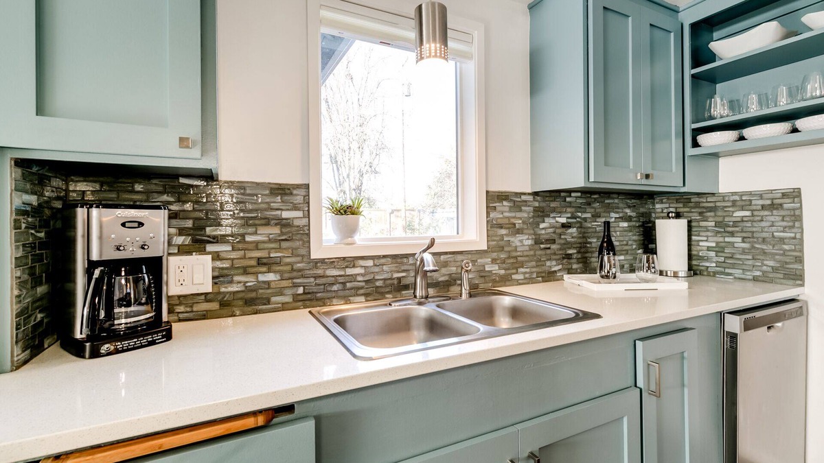 Amazon House | Stylish Mid Century Home 2 mi. to Downtown & UO.