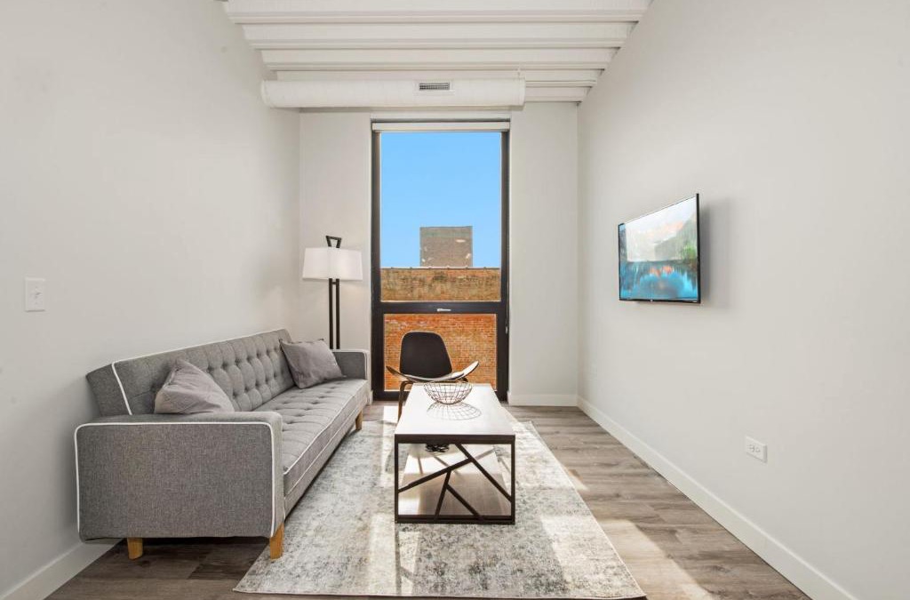 Edgewater Apartment | Stylish Modern 1BR Suite Right by Loyola University - StayGia