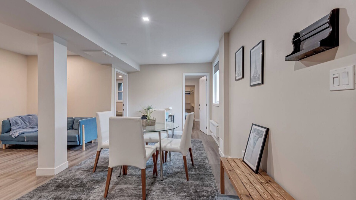 Parkdale House | Stylish Modern 2 Bdrm Apartment Near Lake Ontario
