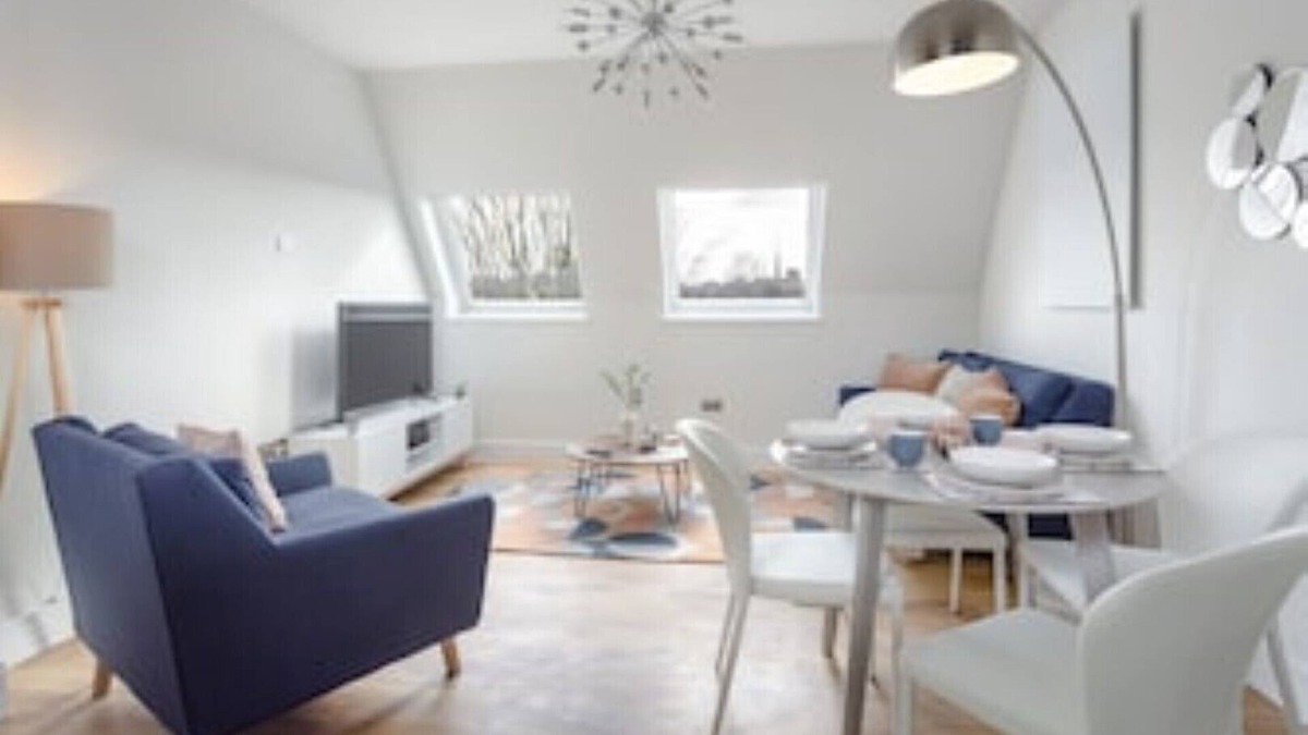 Hitchin Apartment | Stylish & Modern: Central Hitchin - with Parking