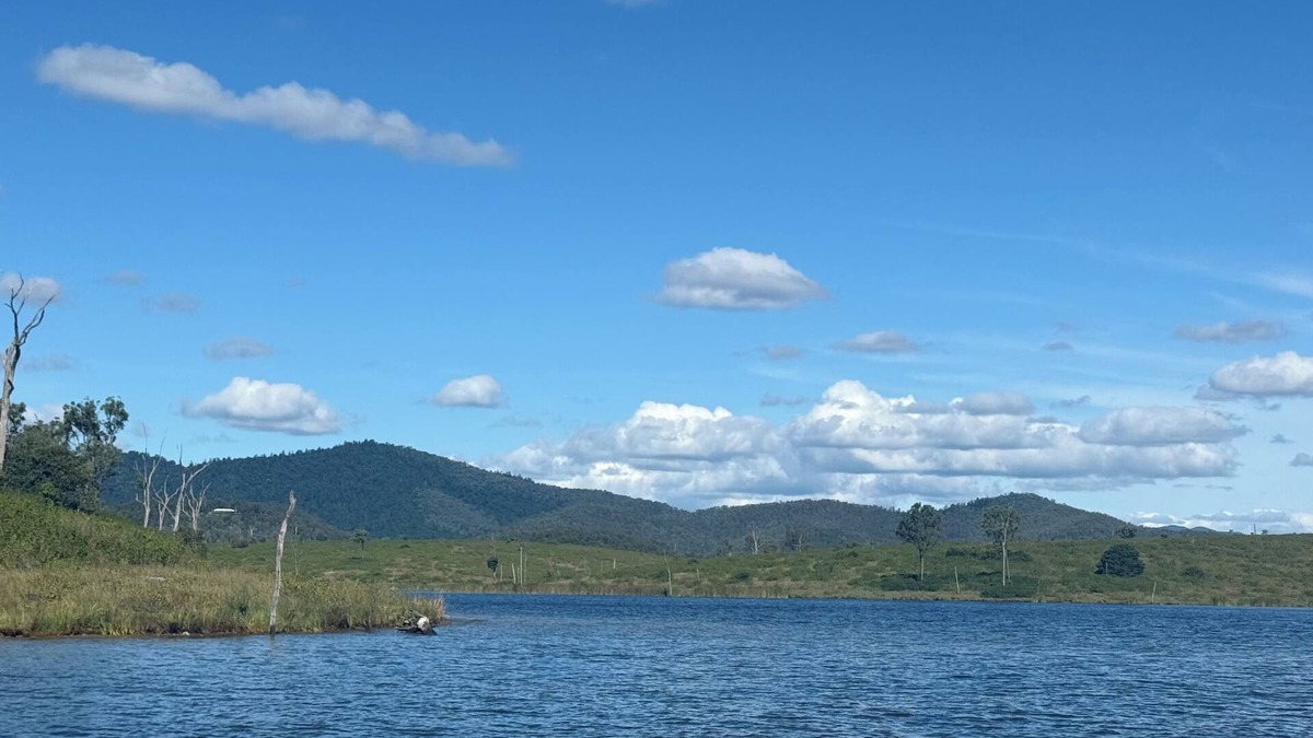 Somerset Dam House | Stylish modern cottage on Somerset sleeping 10 with space for boat and jetski
