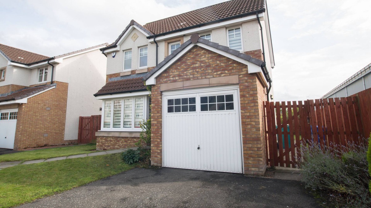 Motherwell House | Stylish, modern four bed house ideal for large groups,families or contractors