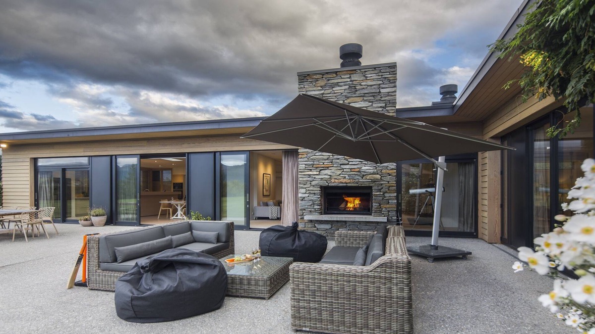Lower Shotover House | Stylish Modern Home by MajorDomo, Close to Ski Fields & Shops