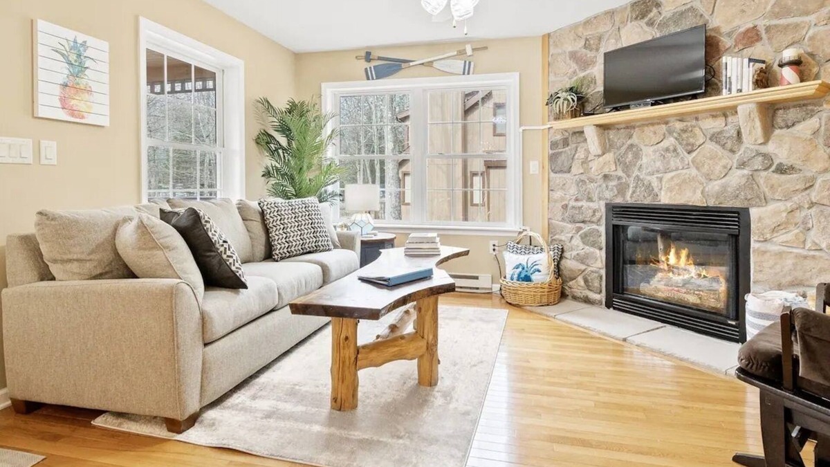 Lake Ariel House | Stylish & Modern Private Getaway in Lake Ariel!