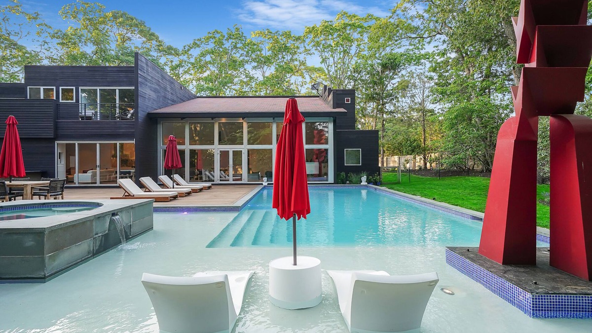 Village of East Hampton House | Stylish Modern Retreat in the Heart of the Hamptons: Your Perfect Getaway!