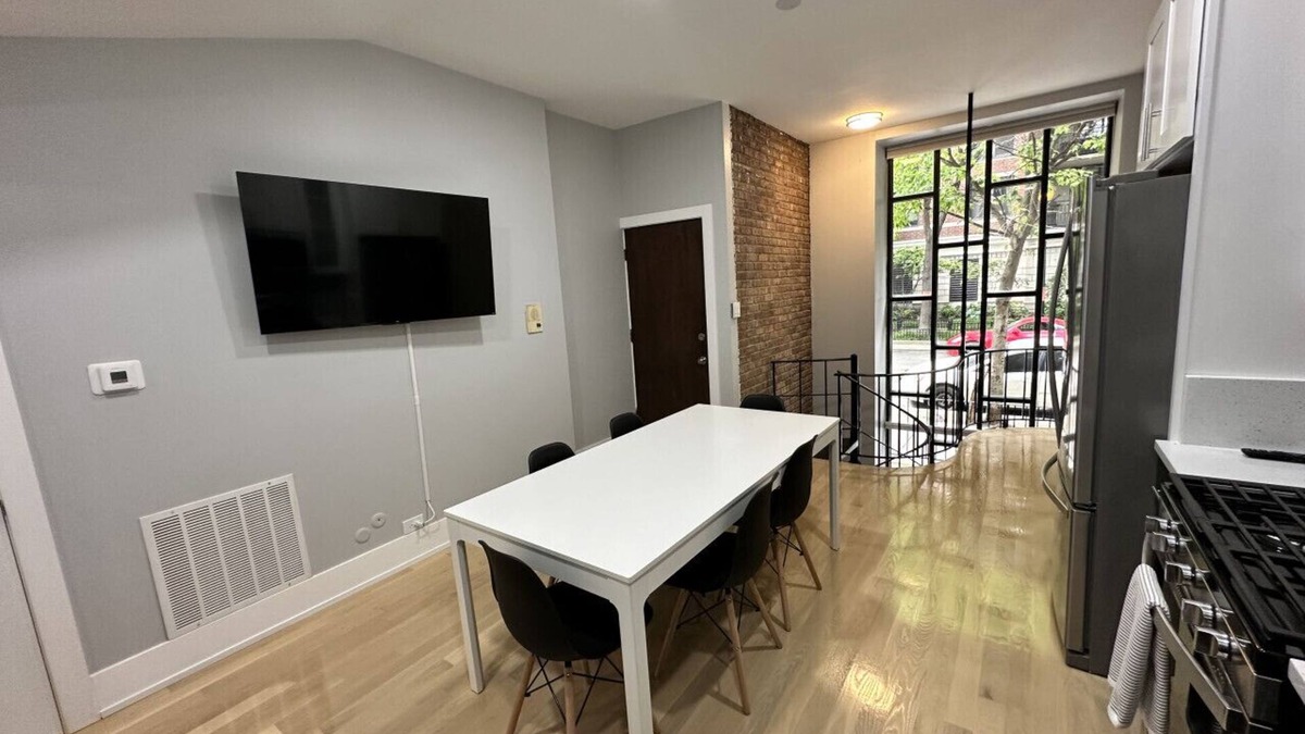 Rush and Division Apartment | Stylish & Modern Stay in Gold Coast, Chicago – 2 Stunning Units!