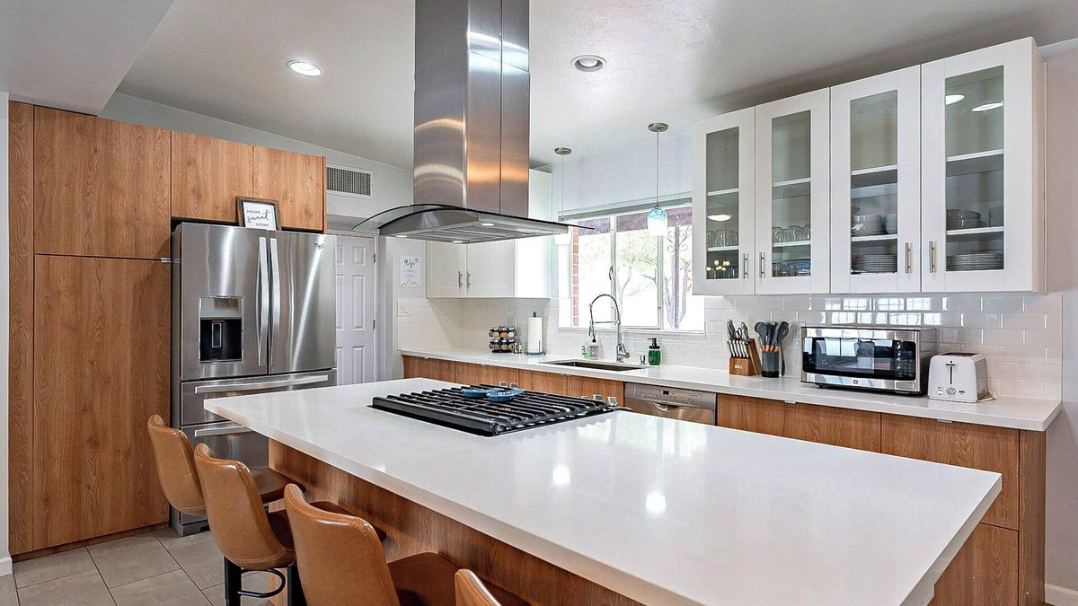 Blenman-Elm House | Stylish Modern Vintage 3BR/2BA with Pool Sleeps 8 - Low Summer Rates! 🏖️
