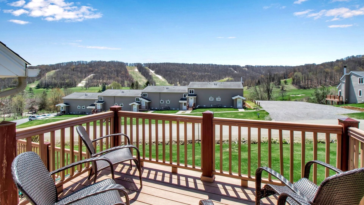 Ellicottville House | Stylish, Modern & Walk or Shuttle to Holiday Valley
