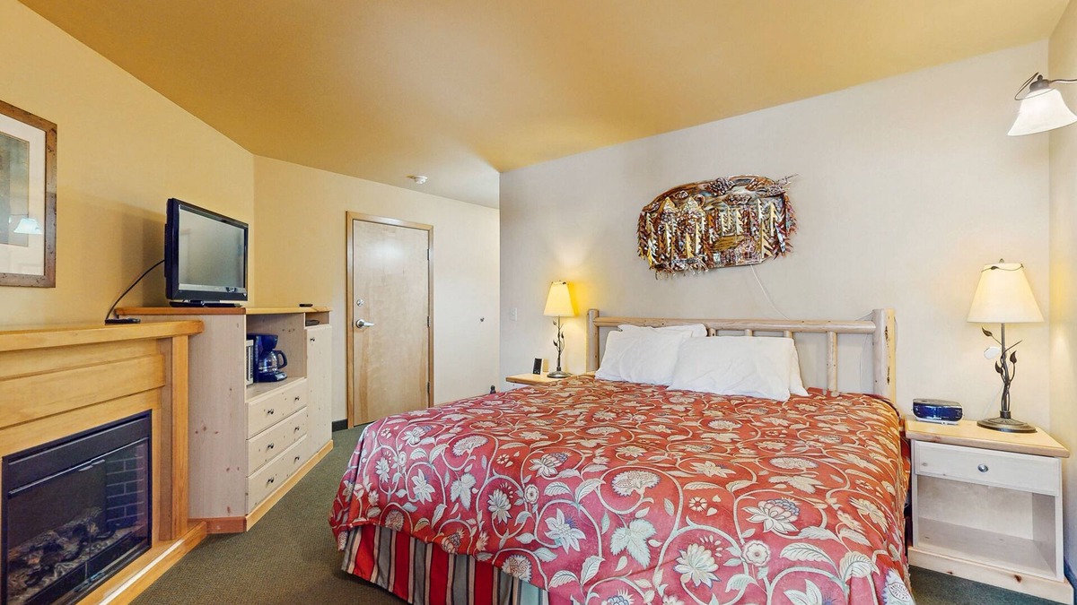 Downtown Leavenworth Hotel | Stylish mountain retreat steps from downtown Leavenworth!
