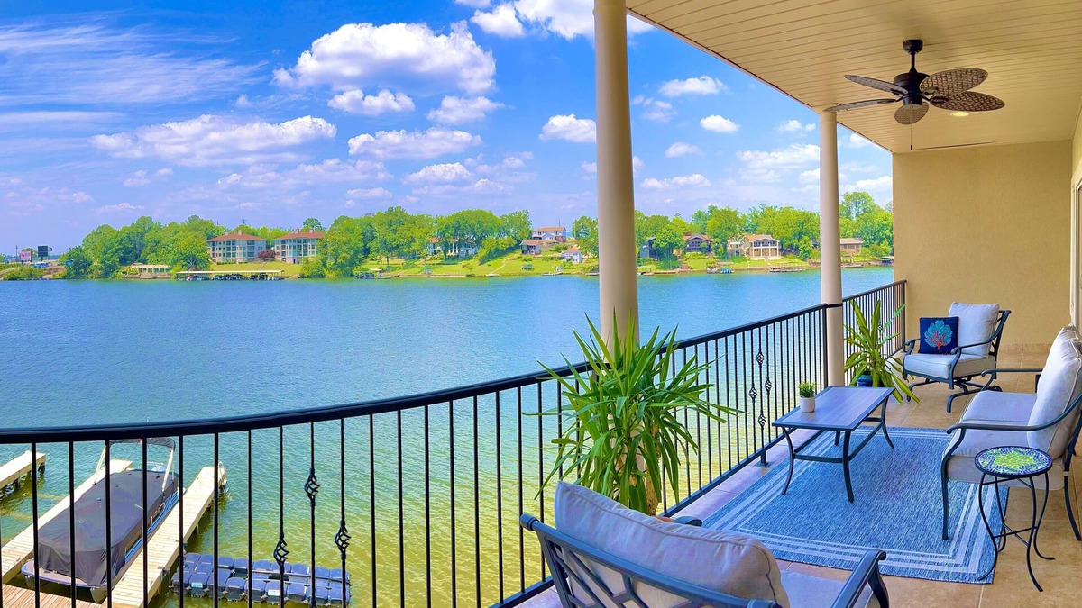 Lake Hamilton Condo | Stylish New Lake Condo with180° Lakefront View- Main Channel, Central Location!