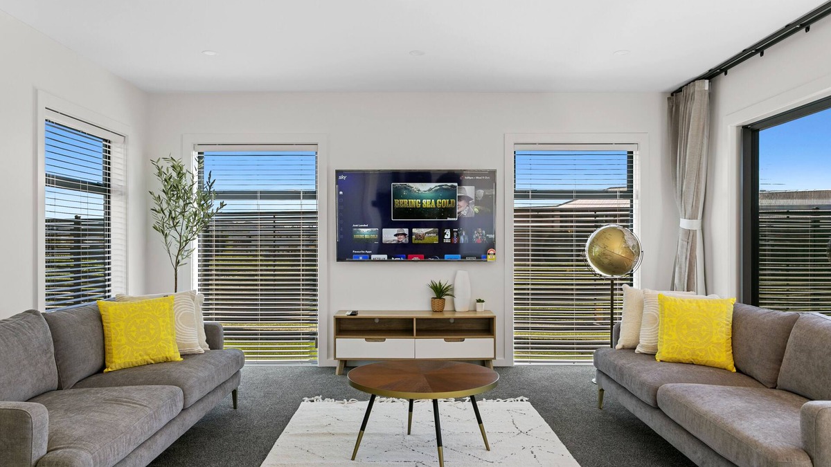 Wharewaka House | Stylish New Retreat in Taupon- Fireplace, BBQ, Walk to lake, Countdown
