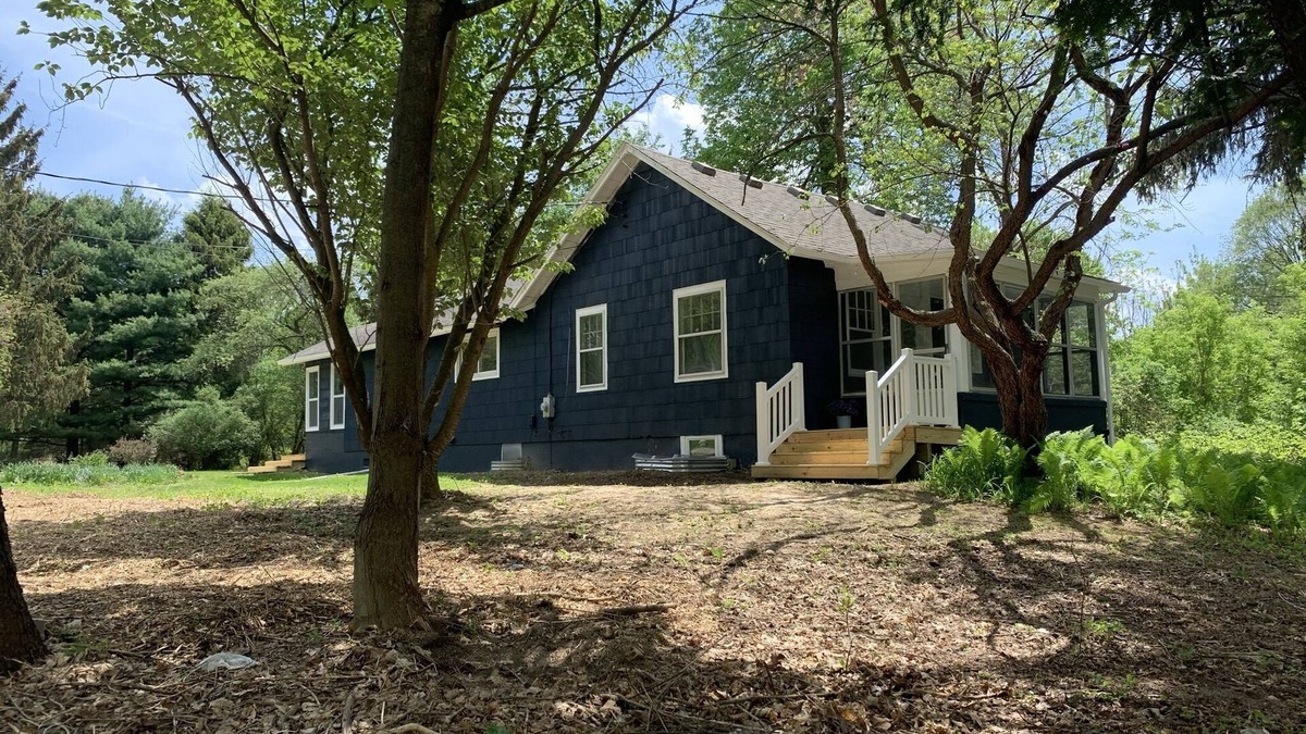 Ann Arbor House | Stylish Oasis 3Bdrm Blu Home near Univ of Michigan, Ann Arbor. Pet-Friendly!
