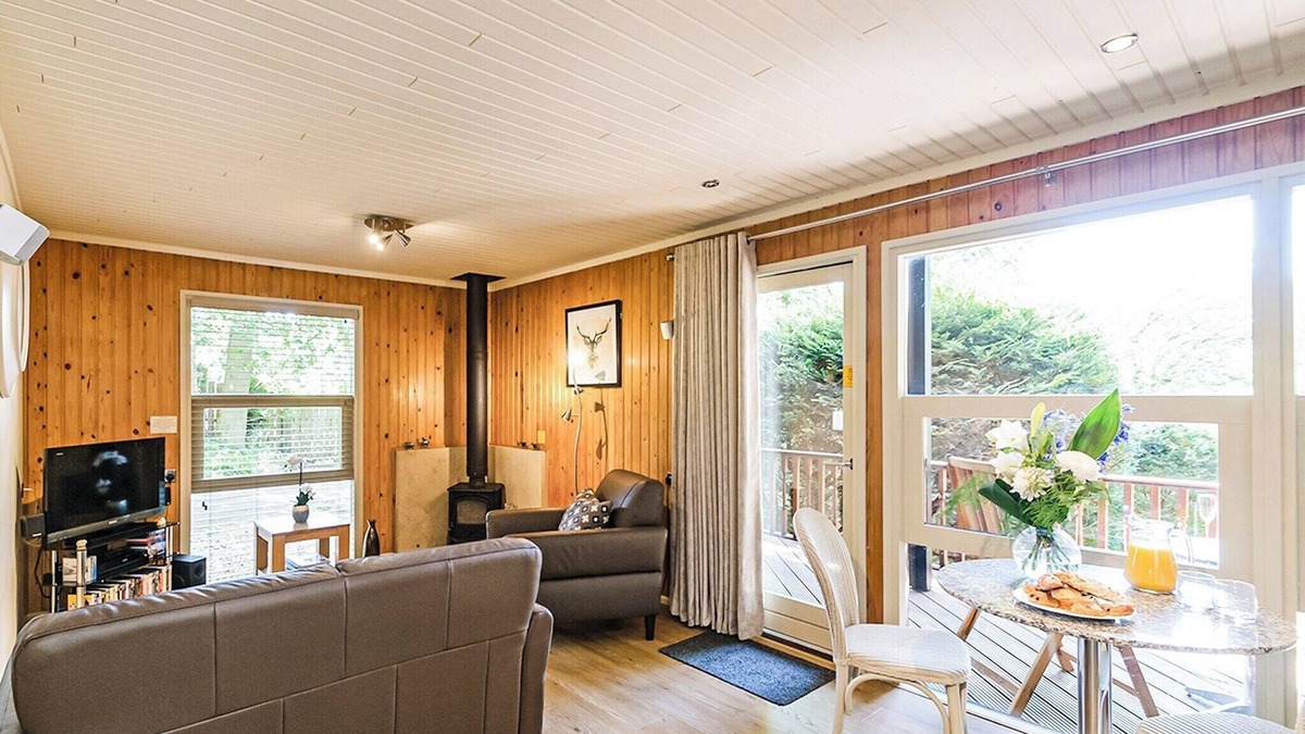 Summerbridge Ski Chalet | Stylish open plan lodge with king-size four poster bed.