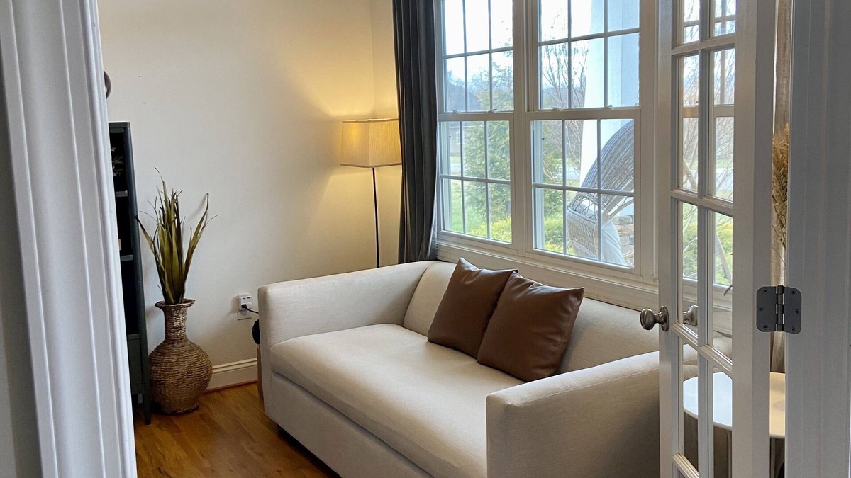 Forest House | Stylish, Peaceful 4BR, Mtn View, Jacuzzi, 4 dining areas, Patio & Large Yard