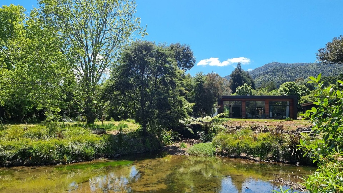 Coromandel House | Stylish-Peaceful-Tranquil-Spacious Couples Getaway. Pond/Stream/Fire/Internet