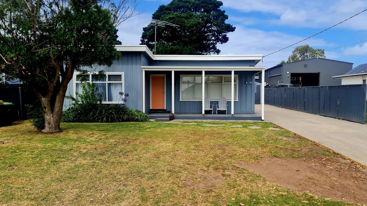 Indented Head House | Stylish Peachy dream beach cottage Indented Head - 10 mins walk from beach