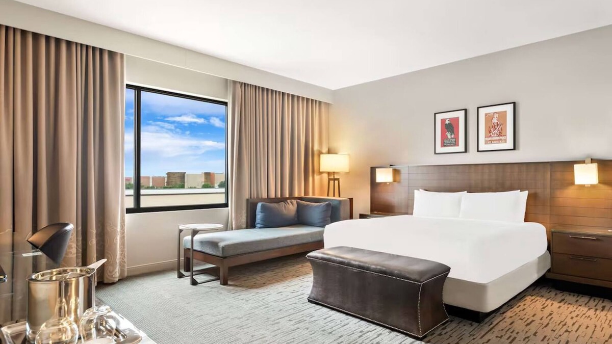 Bee Cave Apartment | Stylish Pool View King | Free Parking, Near Shops, Parking Steps Away!
