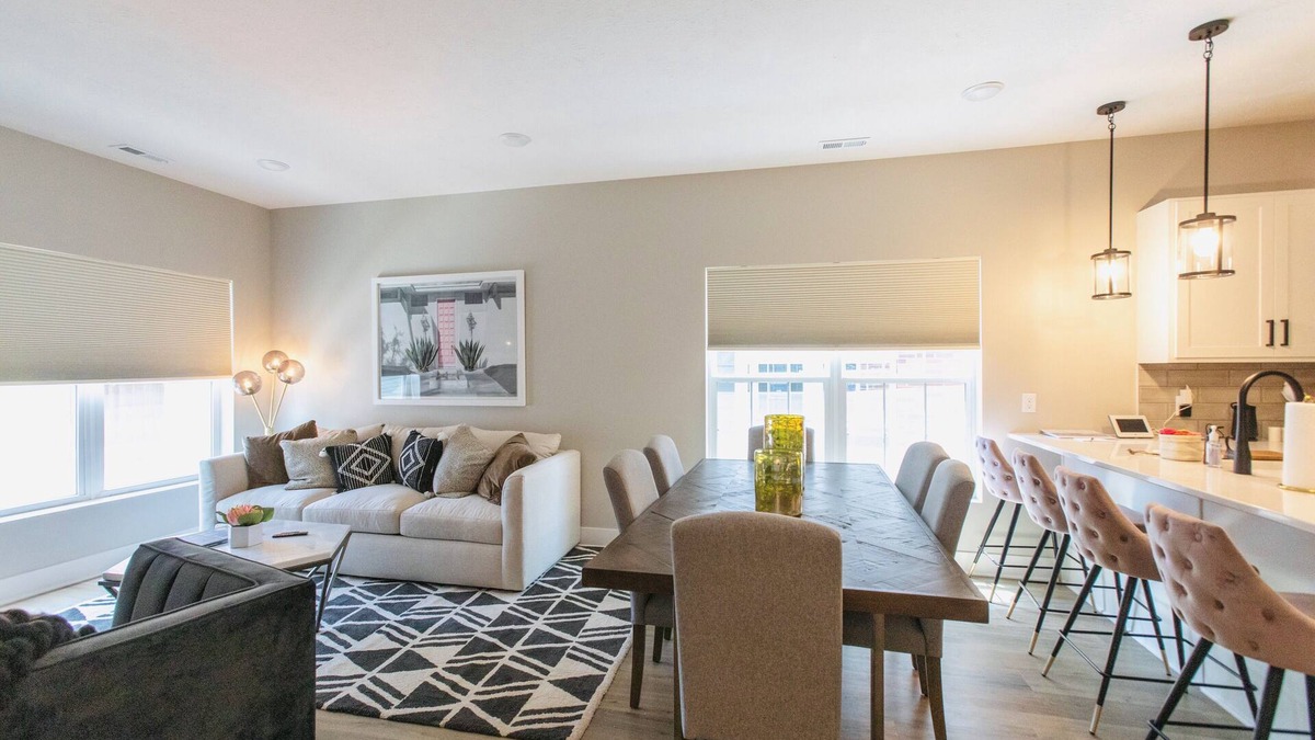 Little Italy House | Stylish Pristine New Townhouse with porch and rooftop deck- 5 min from downtown!
