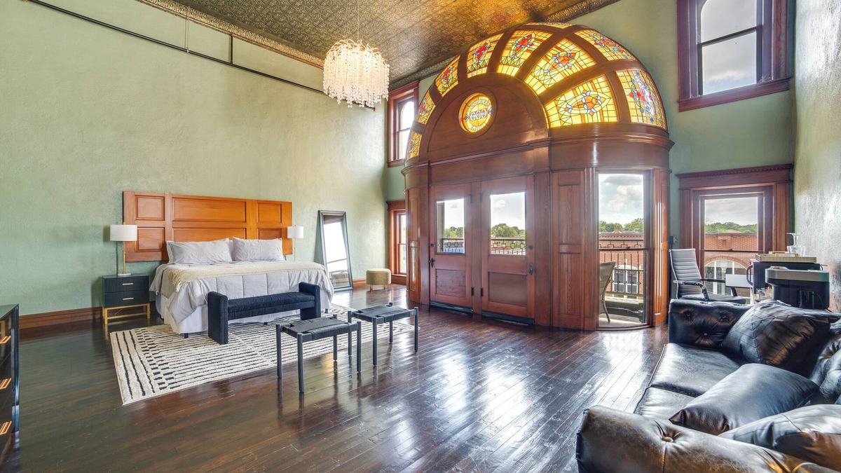 Marshall Apartment | Stylish Private Balcony: Downtown Marshall Studio!