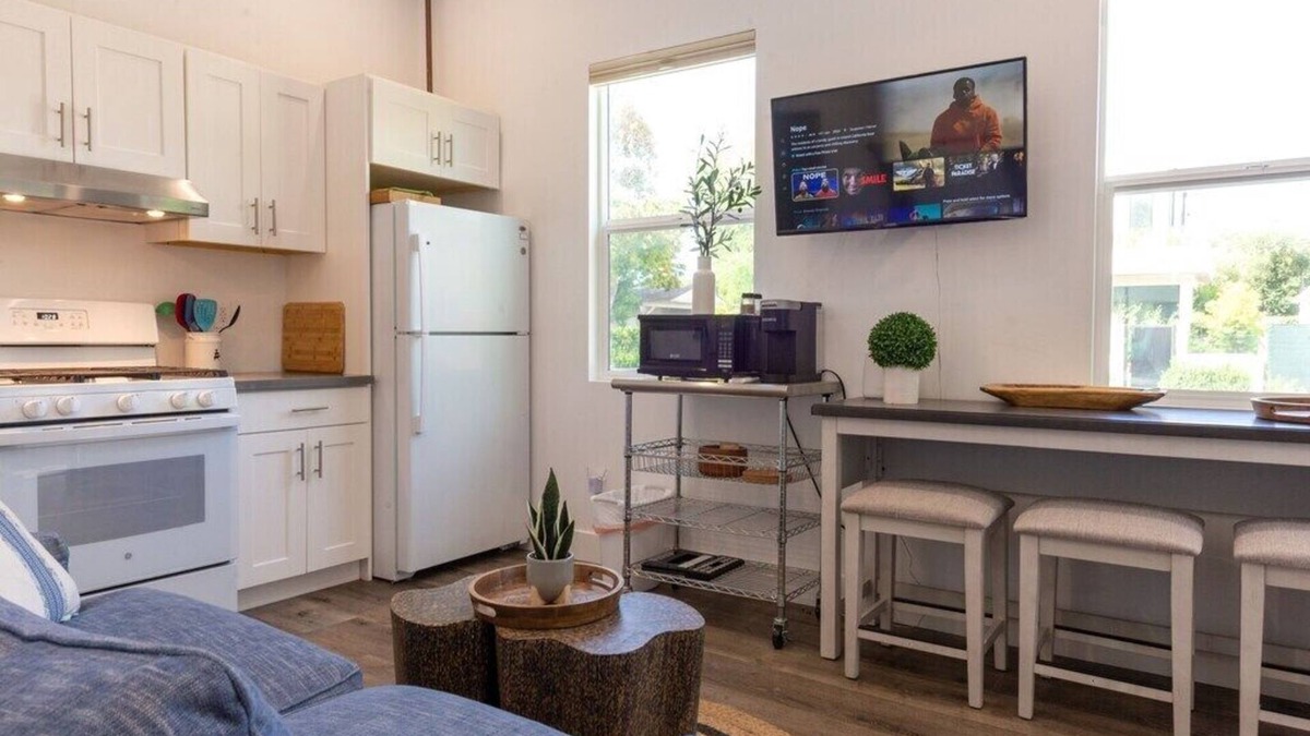 Mar Vista Apartment | Stylish Private Gorgeous 2 Story Guesthouse + Parking