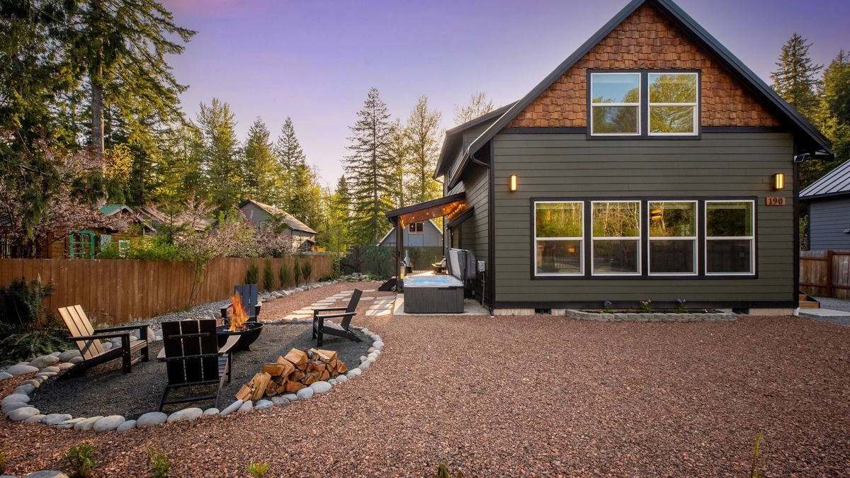 Paradise Estates Cabin | Stylish Rainier Retreat – Hot Tub & Stargazing