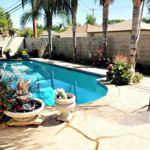 Granada Hills South House | Stylish Ranch with Gorgeous Swimming Pool & Piano