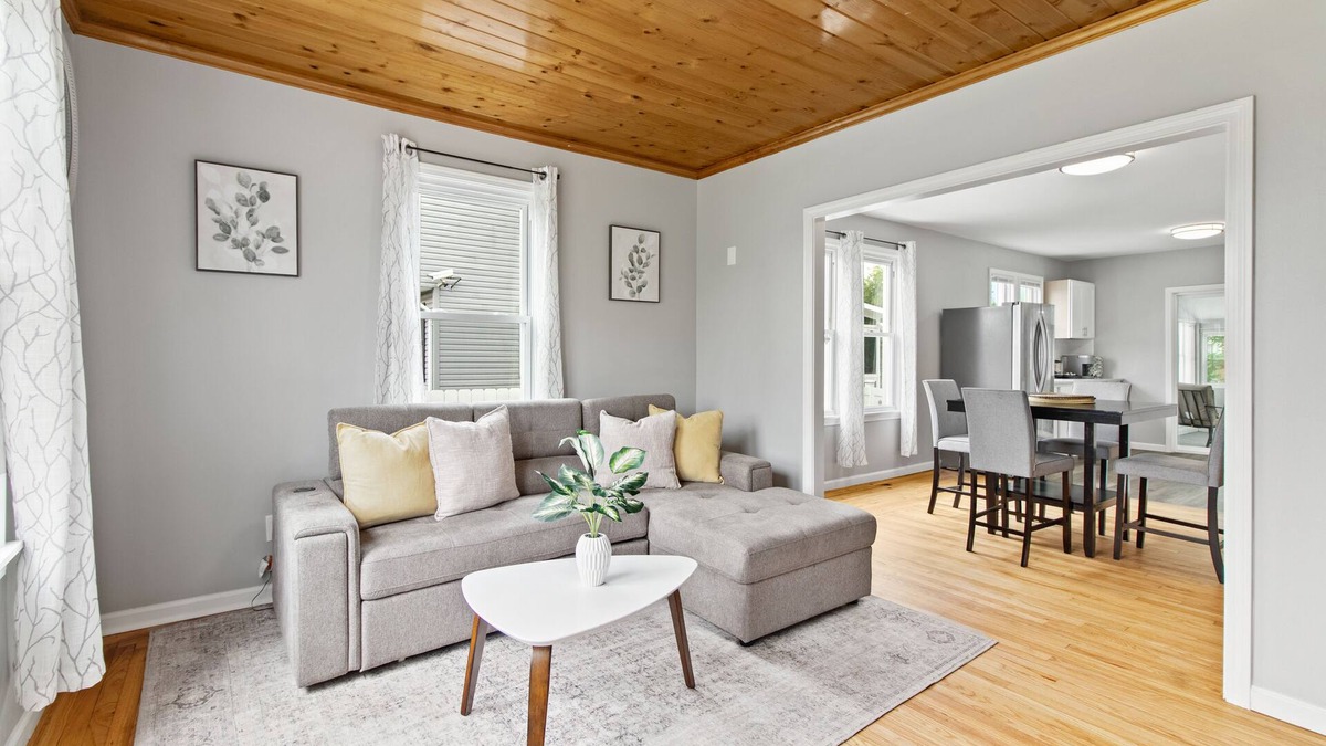 Bristol House | Stylish, Relaxing & Comfy 3 BDR Home. 2 minutes to Lake Compounce