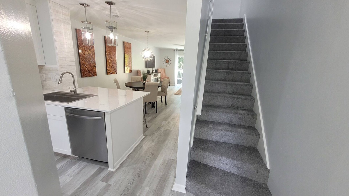 North Charleston House | Stylish Remodeled Townhouse