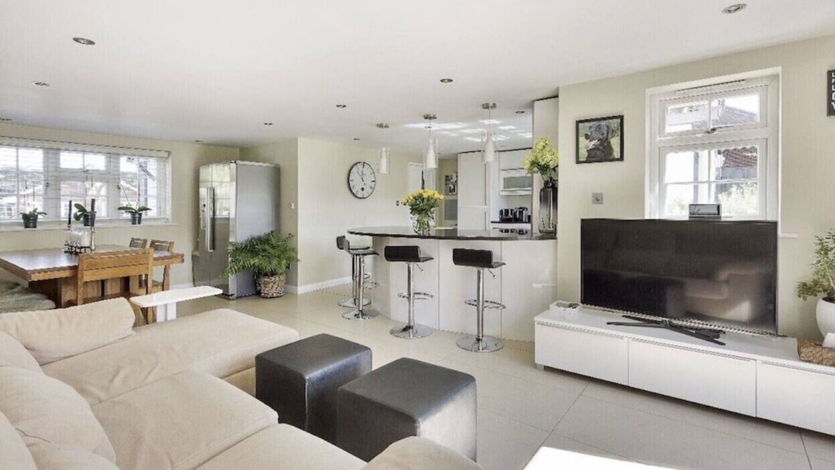 Bracknell House | Stylish Remodelled Cottage Spacious 3 bedrooms sleeps 6, parking for 3 cars