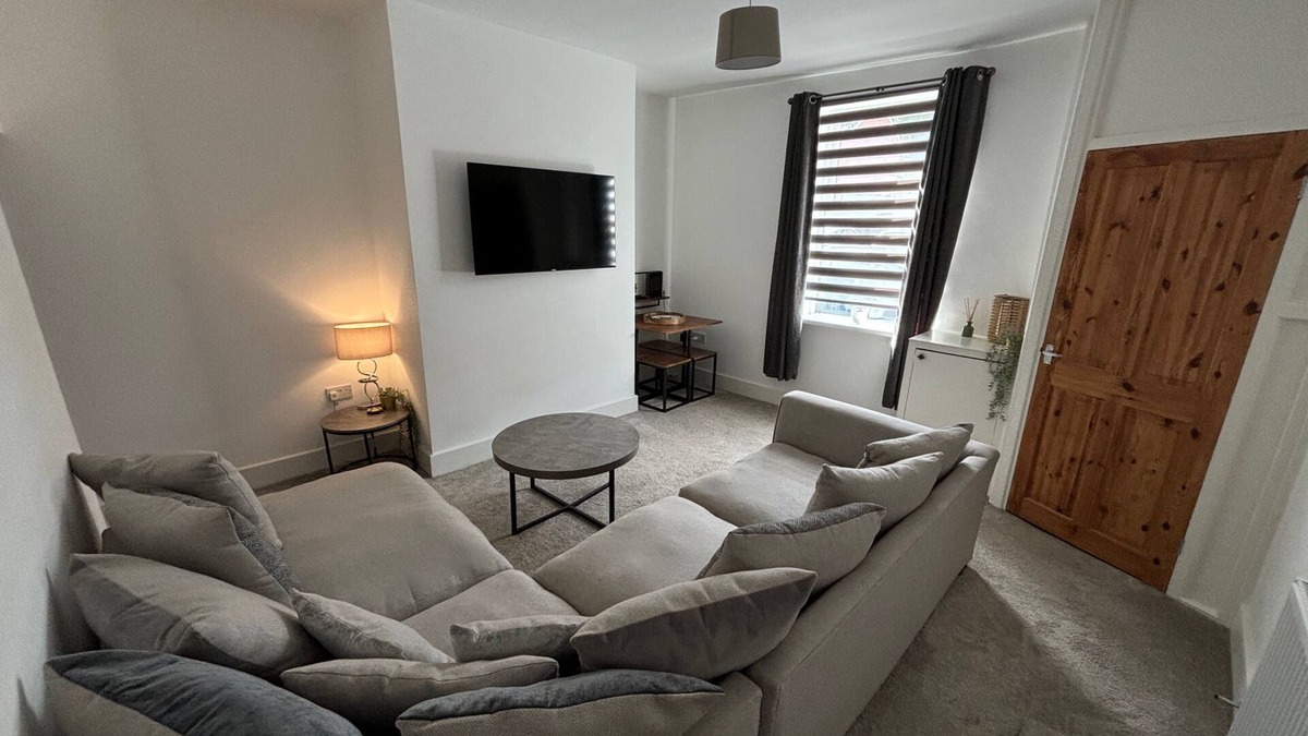 Radcliffe House | Stylish renovated home near Manchester City centre