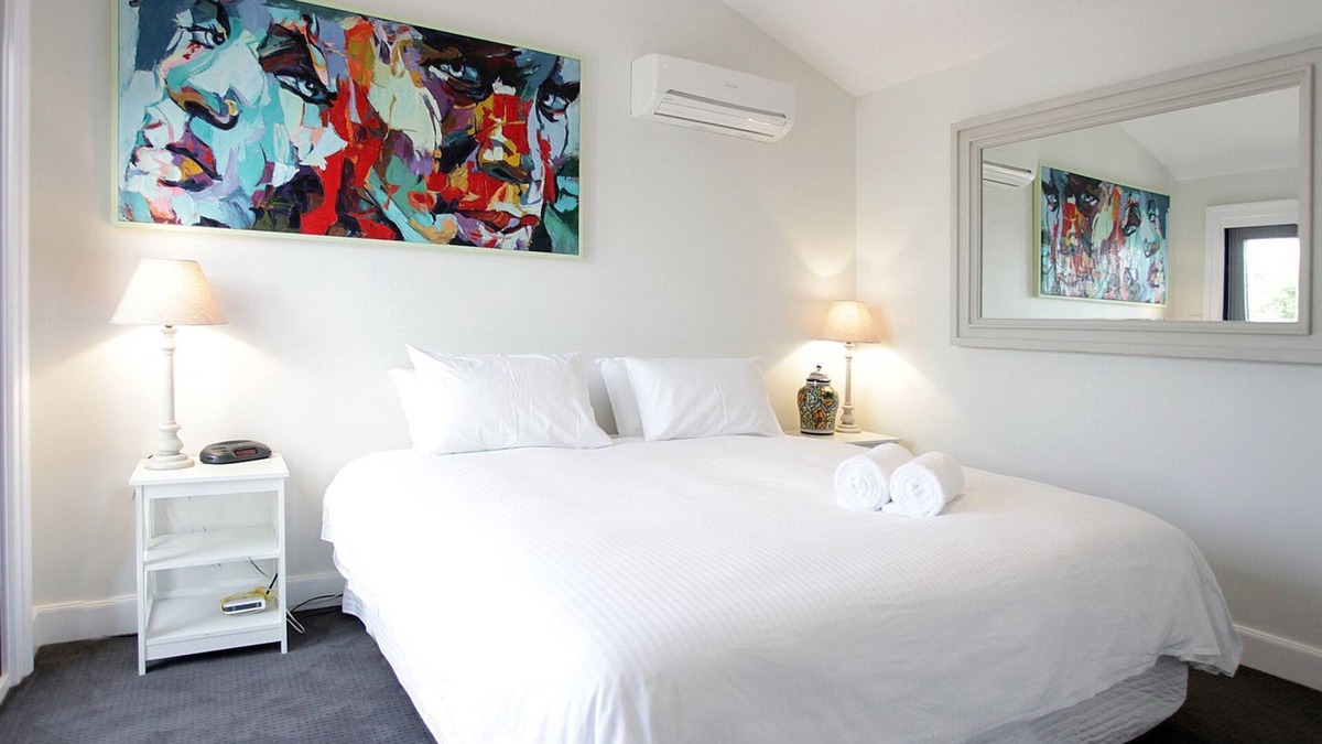 Bathurst Apartment | Stylish renovated heritage apartment, in quiet tree lined st close to the CBD