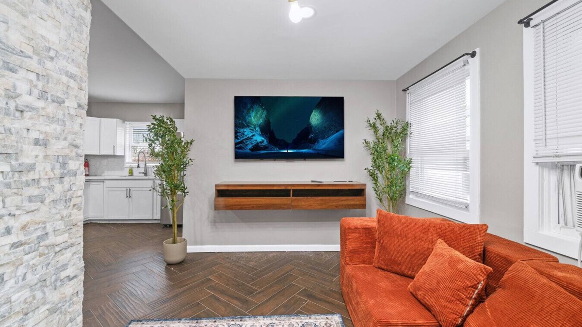 Bayonne Apartment | Stylish Retreat | 3-BR | Train to NYC access