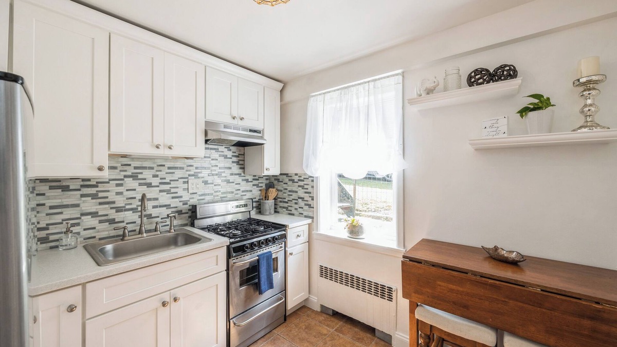 Southeast Yonkers Apartment | Stylish Retreat Blocks to Vibrant Bronx-Yonkers Pub Scene; 25 Minutes to NYC