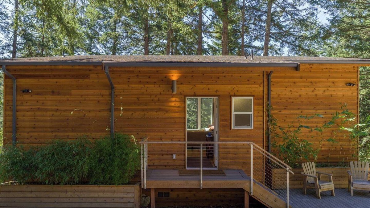 Rosario House | Stylish Retreat, Chef's Kitchen, Minutes to Moran Park, Rosario Resort, and Town