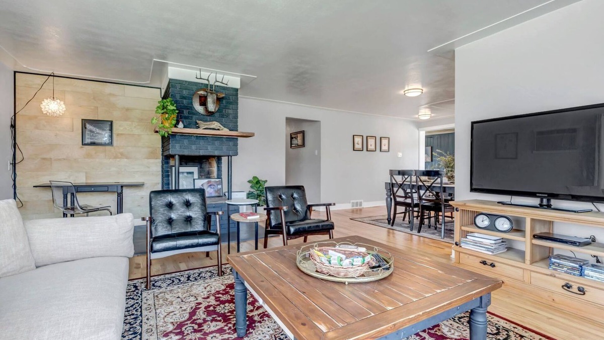 Barths House | Stylish Retreat: Comfort & Convenience only 10 Minutes from Denver! Ultimate Getaway