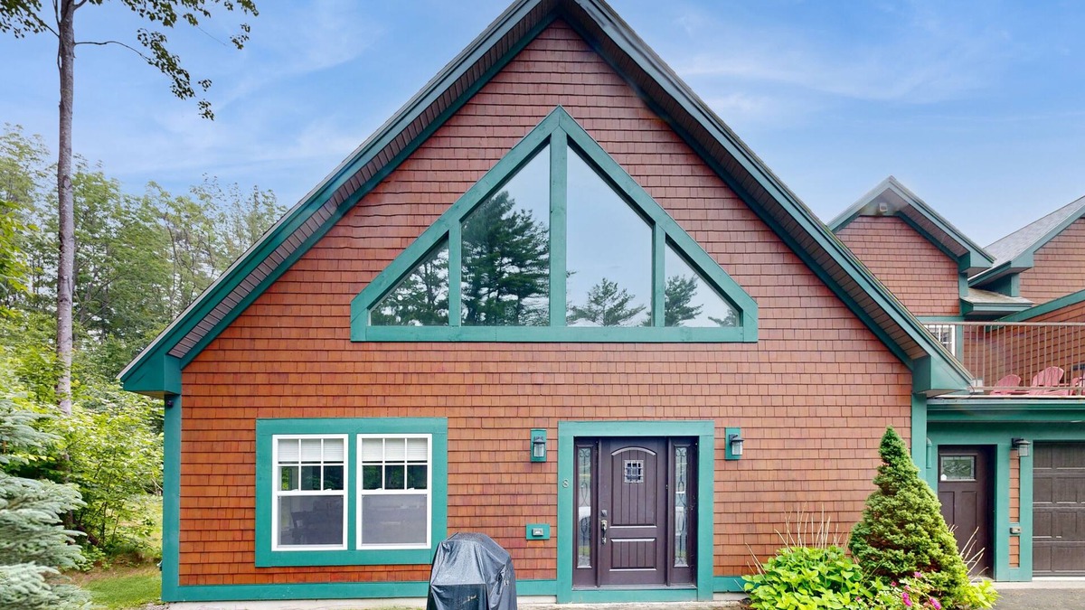 Cranmore Birches Condo | Stylish Retreat Near Town & Slopes W/Stone Fireplace, Game Room & Fast WiFi