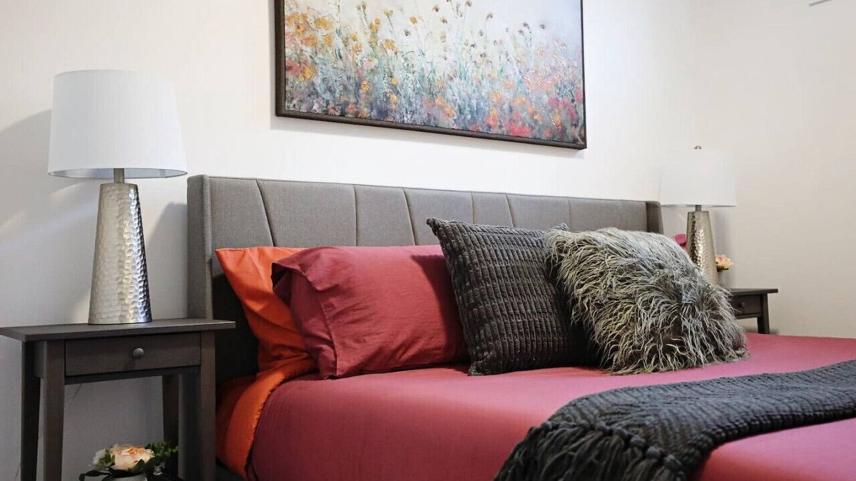 Northwest Edmonton Condo | Stylish Retreat w/King Bed|Long Stays|WEM|Disney+